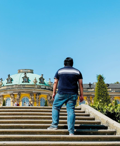 Barto parado en Potsdam